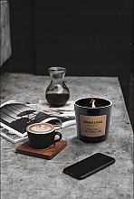 Świeca zapachowa z drewnianym knotem, w okrągłym szkle - Bispol Fragrance Candle Cedarwood & Vanilla — Zdjęcie N3