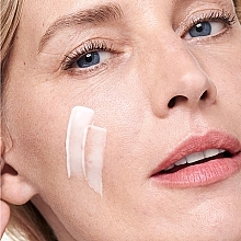 Przeciwzmarszczkowy krem na dzień i na noc do skóry suchej - Shiseido Benefiance Wrinkle Smoothing Cream Enriched — Zdjęcie N2
