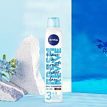Suchy szampon do ciemnych włosów - NIVEA Fresh Revive Dry Shampoo Dark Tones — Zdjęcie N3