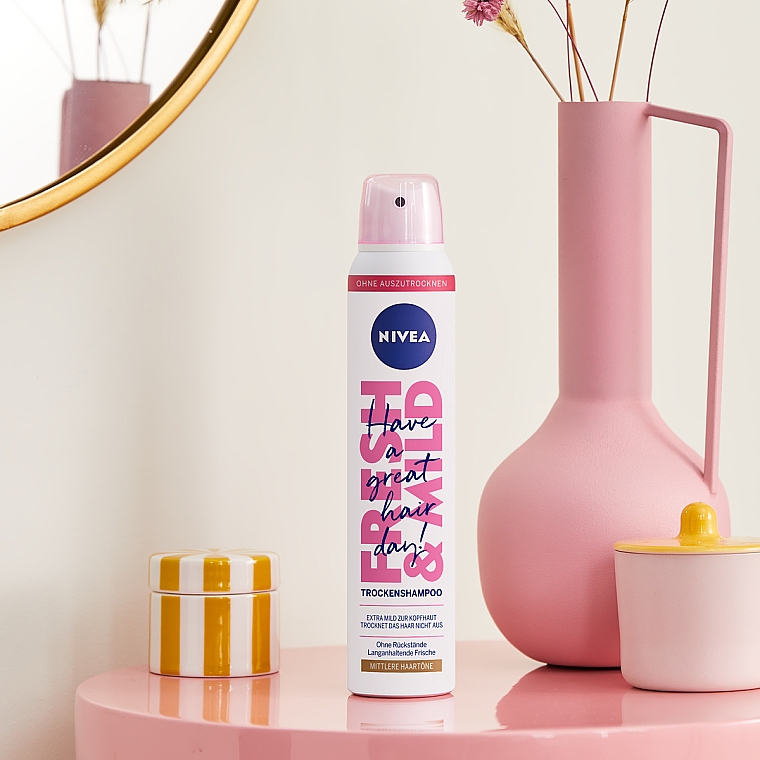 Suchy szampon do włosów o średnich tonach - NIVEA Fresh Revive Dry Shampoo Medium Tones — Zdjęcie N2