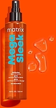 Wygładzający spray termoochronny do włosów - Matrix Total Results Mega Sleek Iron Smoother — Zdjęcie N2