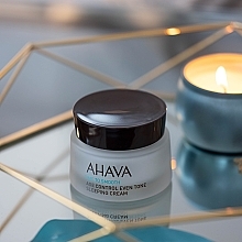 Wygładzający krem na noc korygujący ton skóry - Ahava Age Control Even Tone Sleeping Cream — Zdjęcie N4