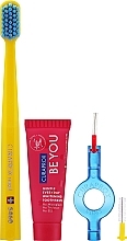 Zestaw podróżny do higieny jamy ustnej, fioletowy - Curaprox Be You (tbr 1 szt + paste 10 ml + 2 x brush 1 szt + acc + bag) — Zdjęcie N2