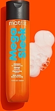 Wygładzający szampon z masłem shea - Matrix Total Results Mega Sleek Shampoo — Zdjęcie N3