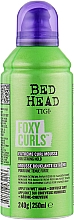 Kup Mocna pianka do stylizacji kręconych włosów - Tigi Bed Head Foxy Curls Mousse