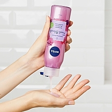 Odświeżający żel pod prysznic Malina, borówka i mleczko migdałowe - NIVEA Fresh Blends Refreshing Shower Raspberry Blueberry Almond Milk — Zdjęcie N3