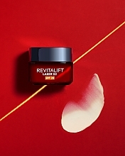 PRZECENA! L'Oreal Paris Revitalift Laser X3 - Przeciwstarzeniowy krem do twarzy na dzień Intensywna regeneracja SPF 25 * — Zdjęcie N21