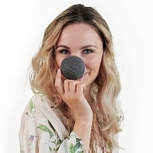 Gąbka Konjac z węglem drzewnym - Two Cosmetics Konjac Sponge with Black Charcoal — Zdjęcie N2