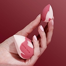 Zestaw gąbek do makijażu mini jagodowo-pudrowo różowa + średnia ścięta, jagodowo-pudrowo różowa - Boho Beauty Bohoblender Pinky Berry Cut + Pinky Berry Mini Cut — Zdjęcie N4