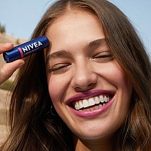 NIVEA - Pielęgnująca pomadka do ust Caring Beauty 3w1  — Zdjęcie N10