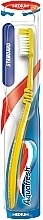 Średnio twarda szczoteczka do zębów Standard, żółta - Aquafresh Medium Toothbrush — Zdjęcie N1