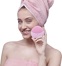 Soniczna szczoteczka do oczyszczania i masażu twarzy - Foreo Luna Mini 2 Plus Pink — Zdjęcie N5