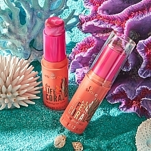 Róż w sztyfcie do twarzy - Essence Live Life In Coral Blushlighter Stick — Zdjęcie N4