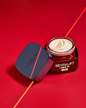 PRZECENA! L'Oreal Paris Revitalift Laser X3 - Przeciwstarzeniowy krem do twarzy na dzień Intensywna regeneracja SPF 25 * — Zdjęcie N22