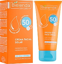 Kup Przeciwsłoneczny krem do skóry suchej i wrażliwej SPF 50 - Bielenda Sun Care Protective Face Cream Sensitive Skin SPF 50 Waterproof 