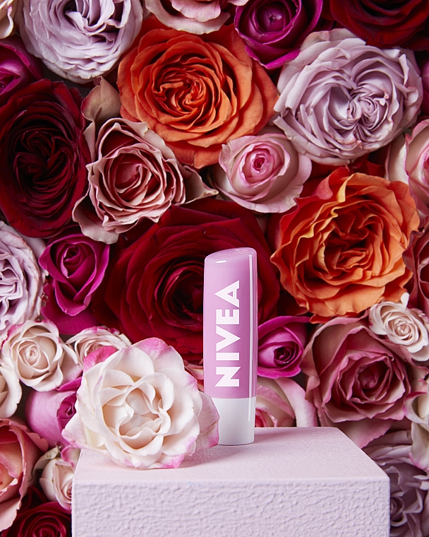 Pielęgnująca pomadka różana do ust - NIVEA Soft Rosé — Zdjęcie N3