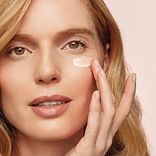 Przeciwzmarszczkowy krem pod oczy - Shiseido Benefiance ReNeuraRED Technology Wrinkle Smoothing Eye Cream — Zdjęcie N2