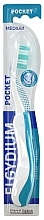 Kup Podróżna szczoteczka do zębów, średnio twarda, niebieska - Elgydium Pocket Medium Toothbrush