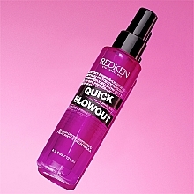 Termo-ochronny spray przyspieszający suszenie - Redken Quick Blowout — Zdjęcie N4