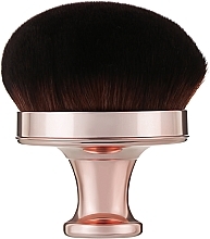 Kup Pędzelek do rozświetlacza - Makeup Revolution Glow Shimmer Oil Buffing Brush