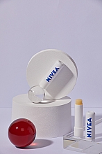 Pielęgnująca pomadka do ust SPF 15 - NIVEA Med Repair Lip Balm — Zdjęcie N3