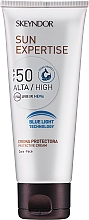 Kup Ochronny krem przeciwsłoneczny do twarzy - Skeyndor Sun Expertise High Protective Cream SPF50
