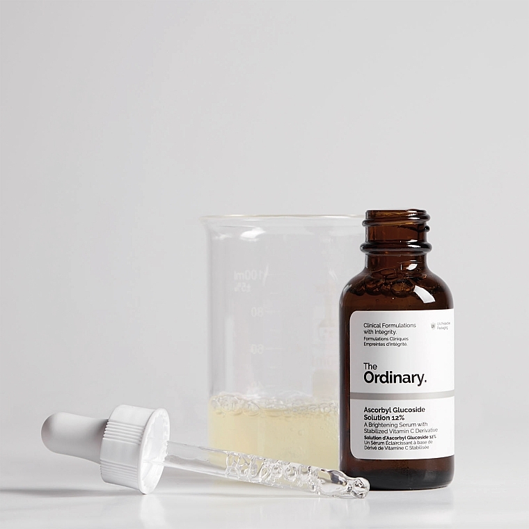 The Ordinary Ascorbyl Glucoside Solution 12% - Rozjaśniające serum do twarzy z witaminą C — Zdjęcie N5