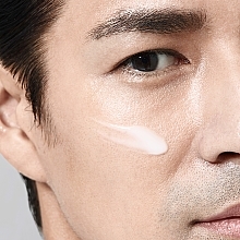 Nawilżająca emulsja energetyzująca do twarzy dla mężczyzn - Shiseido Men Energizing Moisturizer Extra Light Fluid — Zdjęcie N3
