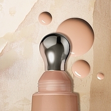 Korektor z końcówką chłodzącą - Rimmel Multi Tasker Wake Me Up Concealer & Foundation — Zdjęcie N6