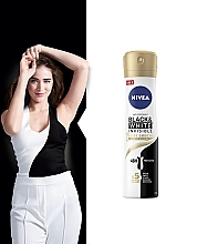 Antyperspirant w sprayu przeciw białym i żółtym plamom - Nivea Black & White Invisible Silky Smooth Antyperspirant Spray  — Zdjęcie N4