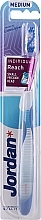 Szczoteczka do zębów z nasadką ochronną, średnia twardość, niebieska z paskami - Jordan Individual Reach Toothbrush — Zdjęcie N1