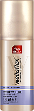 Ekstramocny lakier dodający włosom objętości - Wella Wellaflex 2-Days-Volume Hairspray — Zdjęcie N3