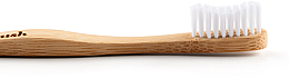 Miękka bambusowa szczoteczka do zębów, biała - The Humble Co. — Zdjęcie N4