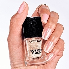 Top coat do paznokci z efektem kosmicznego złota - Catrice Cosmic Gold Effect Celestial Light Top Coat — Zdjęcie N6