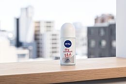 Antyperspirant w kulce - NIVEA Deodorant Dry Comfort Plus 48H Roll-On — Zdjęcie N3