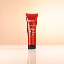 Wygładzający krem termoochronny przeciw puszeniu się włosów - Redken Frizz Dismiss Rebel Tame — Zdjęcie N3