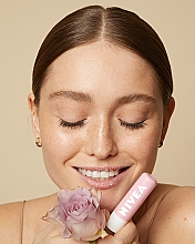 Peeling do ust Olej z dzikiej róży i witamina E - NIVEA Caring Scrub Super Soft Lips Rosehip Oil + Vitamin E — Zdjęcie N6