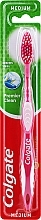 Szczoteczka do zębów Premier, średnio twarda №2, różowa 2 - Colgate Premier Medium Toothbrush — Zdjęcie N1