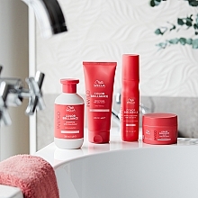 Szampon do włosów normalnych, cienkich i farbowanych - Wella Professionals Invigo Color Brilliance Color Protection Shampoo (miniprodukt) — Zdjęcie N6