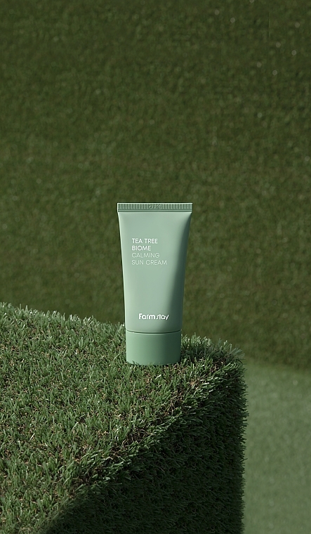 PREZENT! Kojący krem z filtrem przeciwsłonecznym - FarmStay Tea Tree Biome Calming Sun Cream — Zdjęcie N3