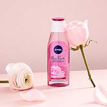 Tonik nawilżający z organiczną wodą różaną - NIVEA Rose Touch Hydrating Toner With Organic Rose Water — Zdjęcie N3