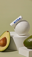 Nawilżający balsam do ust Awokado SPF 15 - NIVEA 24H Melt-in Natural Avocado Lip Balm — Zdjęcie N4