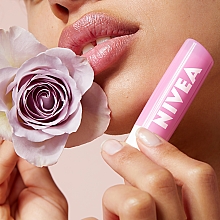 Pielęgnująca pomadka różana do ust - NIVEA Soft Rosé — Zdjęcie N4