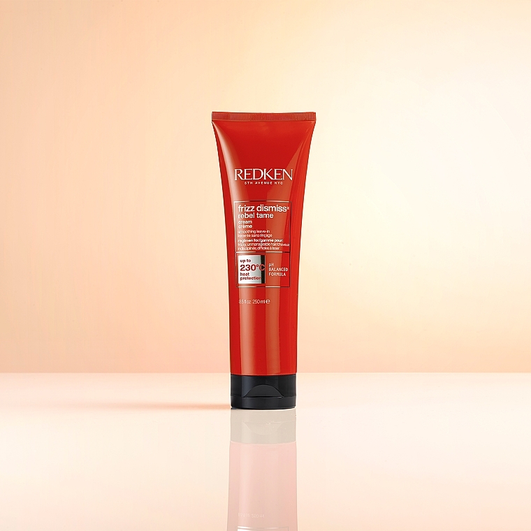 Wygładzający krem termoochronny przeciw puszeniu się włosów - Redken Frizz Dismiss Rebel Tame — Zdjęcie N3