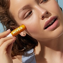 Pielęgnująca pomadka do ust SPF 30 - NIVEA Sun Protect Lip Balm SPF 30 — Zdjęcie N5