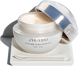 Regenerujący krem ochronny do twarzy na dzień SPF 15 - Shiseido Future Solution LX Daytime Protective Cream — Zdjęcie N2