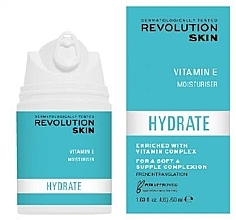 Nawilżający krem do twarzy - Revolution Skincare Hydrate Vitamin E & B3 Moisturiser — Zdjęcie N1