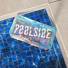 Przezroczysta kosmetyczka z holograficznym wzorem - Catrice Poolside Of Life Pool Bag — Zdjęcie N3