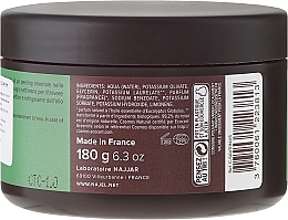 PRZECENA!  Czarne peelingujące mydło aleppo z eukaliptusem - Najel Black Savon Noir Aleppo Soap Eucalyptus Body Peeling * — Zdjęcie N2