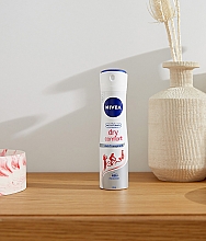 Antyperspirant w sprayu Ochrona 48h - NIVEA Deodorant Dry Comfort Spray — Zdjęcie N4